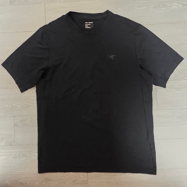 아크테릭스 코막 SS Crew Black M/M (SS22)
