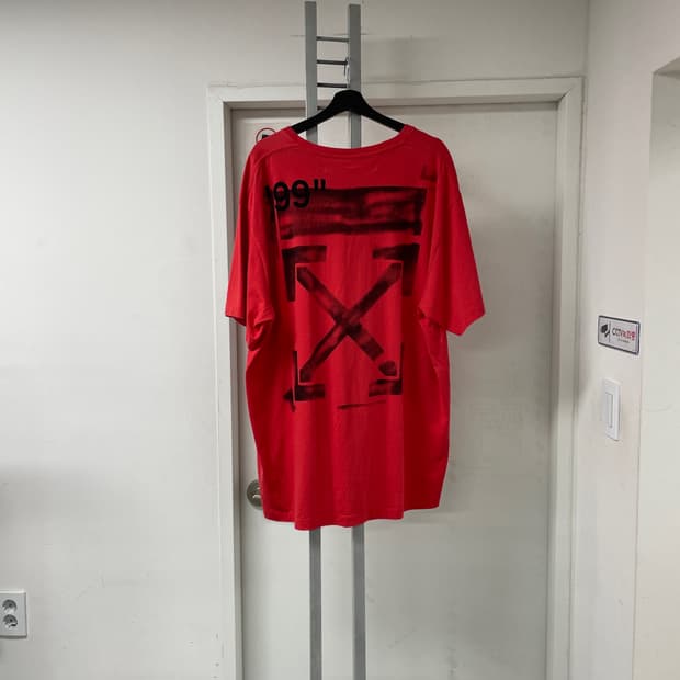 오프화이트 레드 반팔 티셔츠 L