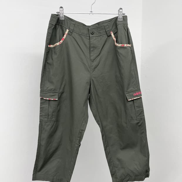 아디다스 카키 로고 카프리팬츠