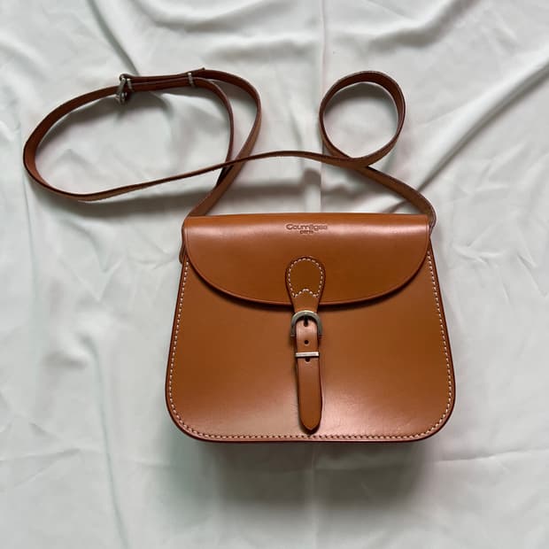 Courreges 꾸레쥬 가죽 크로스백 카라멜