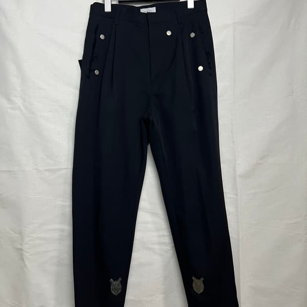 베드jw포드 19SS 실버 브로치 디테일 팬츠