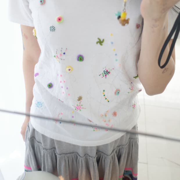 Beads flower appliqué t-shirt
