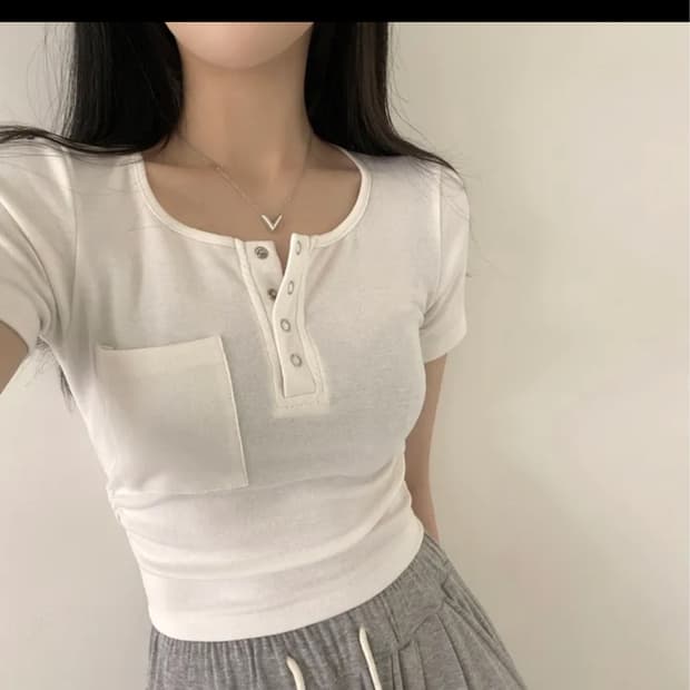 앤드모어 셔링 포켓 크롭 반팔티