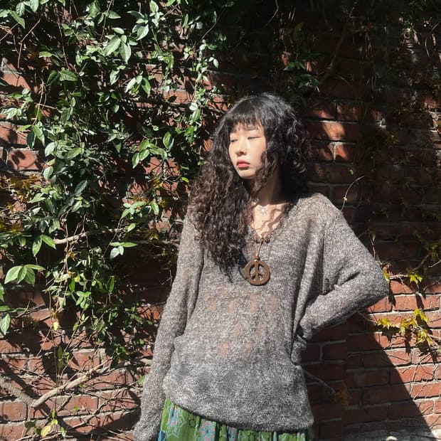 그레이 화이트 그물 브이넥 니트