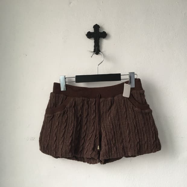 Cable pattern knit short