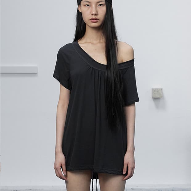 ROUND DRAWSTRING HEM TOP / CHARCOAL