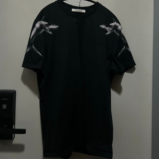 지방시 샤크 반팔