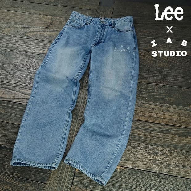 [리 X 아이앱 스튜디오] 로고 각인 스트레이트 데님 팬츠 P02005