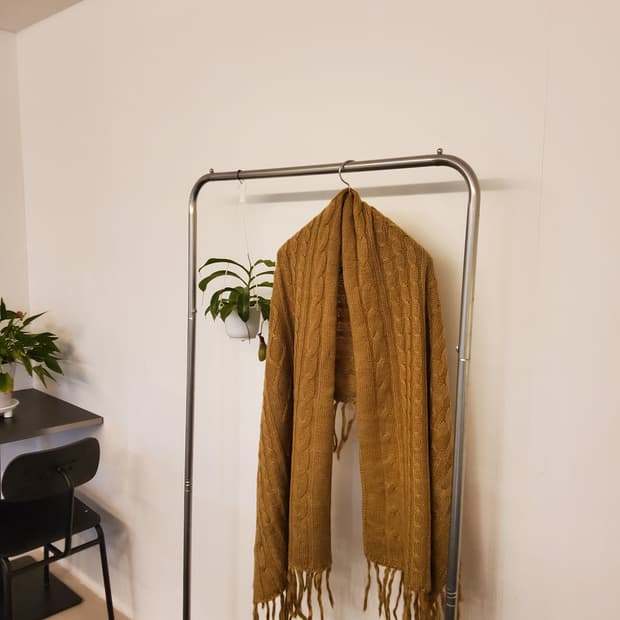 카멜  꽈베기 니트숄