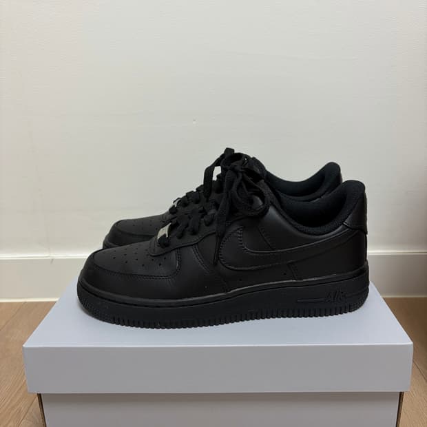 나이키 에어포스1 트리플블랙 235