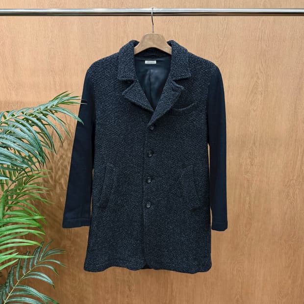 블루블루 아리가또 울 코트 테일러드 카라 부클 텍스처 배색 디테일 블랙