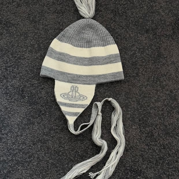 비비안웨스트우드 이어플랩 비니 그레이 나나 모자