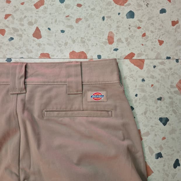 디키즈(Dickies) 브랜드의 오리지널 874 워크 팬츠