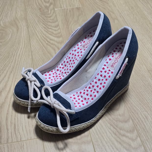 씨바이끌로에 로페 디테일 웨지 펌프스 39