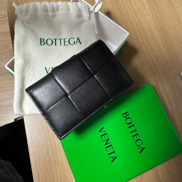 보테가베네타 카세트 오거나이저 카드지갑 블랙 판매 