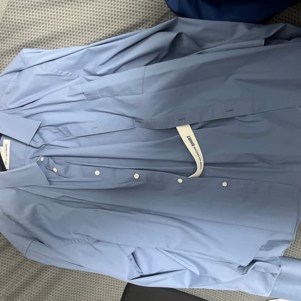 (L) 베트멍 x 꼼데가르송 밴딩 셔츠 아이스블루