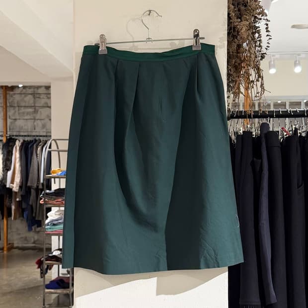 드리스 반 노튼 다크그린 핀턱 플레어 미디 스커트