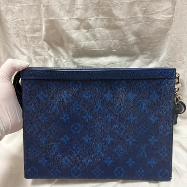 [키링포함/정품] 루이비통 포쉐트 보야주 MM 클러치 퍼시픽블루