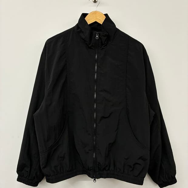 키뮤어 커브드 미니멀 나일론 바람막이 자켓 PN9792