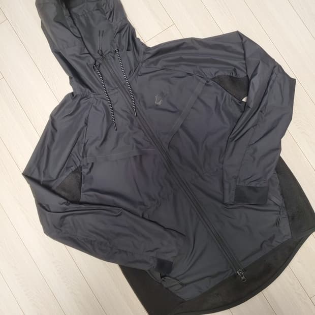 나이키 테크팩 메쉬 러닝 자켓 바람막이 사이즈L

사용감 외에 오염 하자