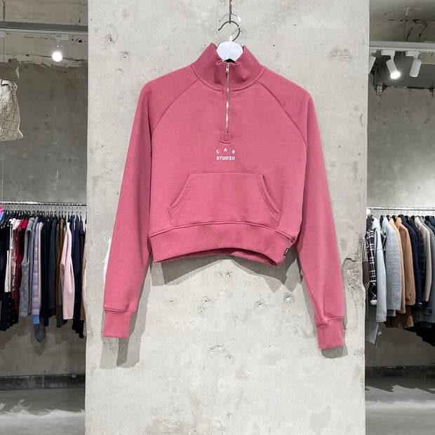 아이앱 스튜디오 핑크 하프 집업 크롭 스웻 셔츠