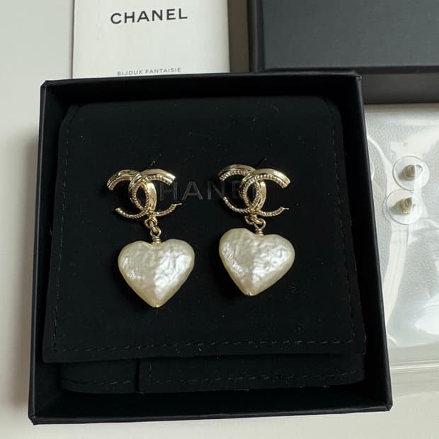 샤넬 로고 레진 진주 하트 귀걸이