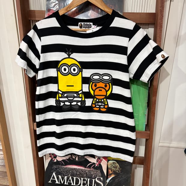 J62 베이프 미니언즈 콜라보 스트라이프 티셔츠