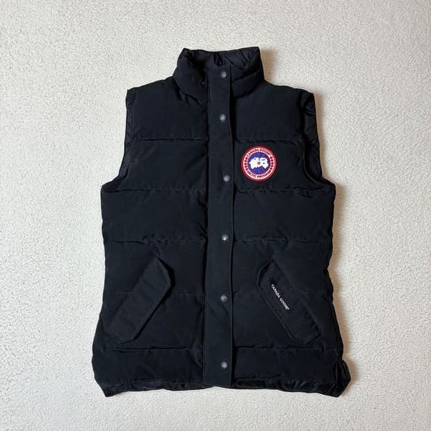 캐나다구스 14FW 경량 로고 와펜 패딩 조끼 PN7733