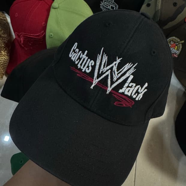 트래비스 스캇 캑터스 WWE 로고 캡 미시착 처분 