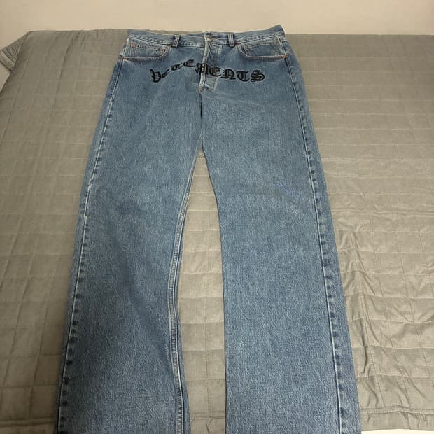 [L] 베트멍 고딕 자수 로고 데님 팬츠