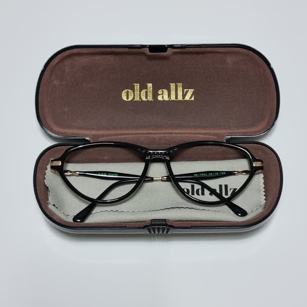 NEW KIDZ Cat eye black horn glasses