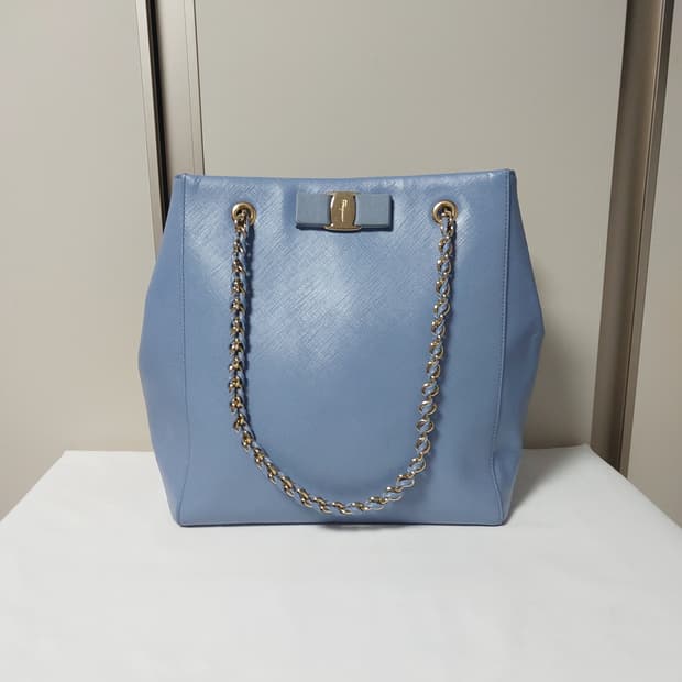 페라가모 사피아노 레더 바라 체인 숄더백