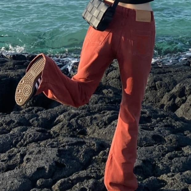 커렌트 assymetric flare jeans