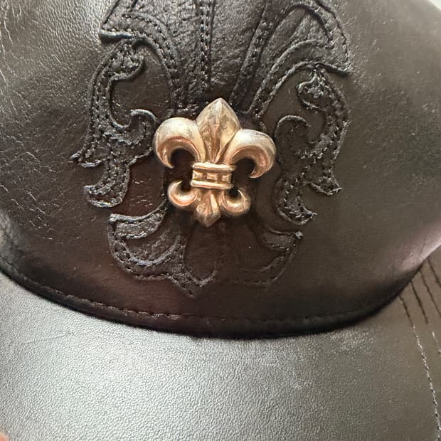 크롬하츠 비에스 플레어 참 레더 트러커 햇