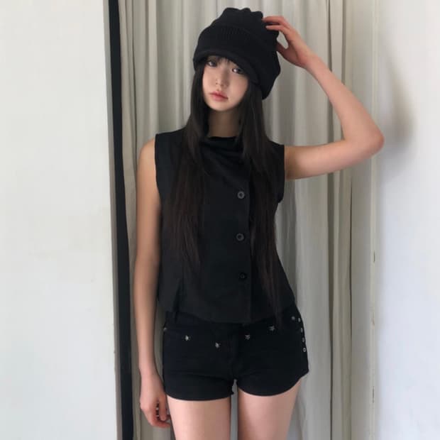 블랙 하이넥 슬리브리스 셔츠