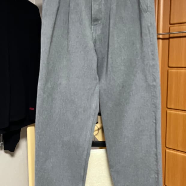 그라프페이퍼 컬러패스트 투턱 테이퍼드 그레이진