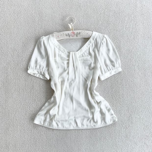 밀크화이트 ♥ 리본 새틴 공주핏 블라우스