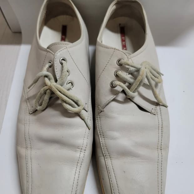 프라다 흰색 레더 구두