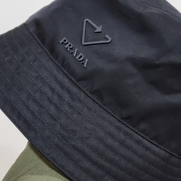 프라다 레 나일론 버깃 L