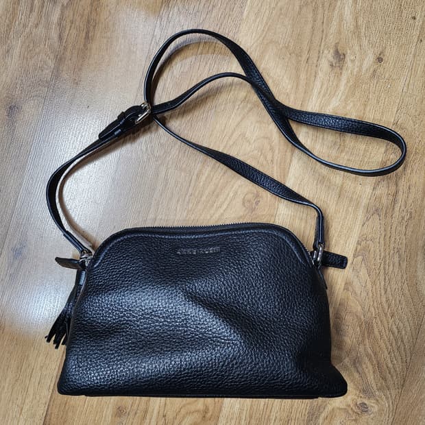 504) 앤클라인 가죽 크로스백