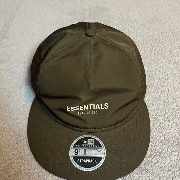 Essentials X NewEra 스냅백(거의 새제품)