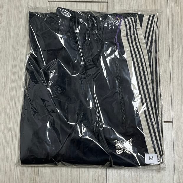 니들스 HD 트랙팬츠 M 블랙화이트 새상품