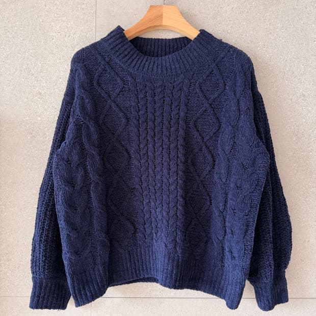네이비 케이블 니트 스웨터 촉촉한 실
