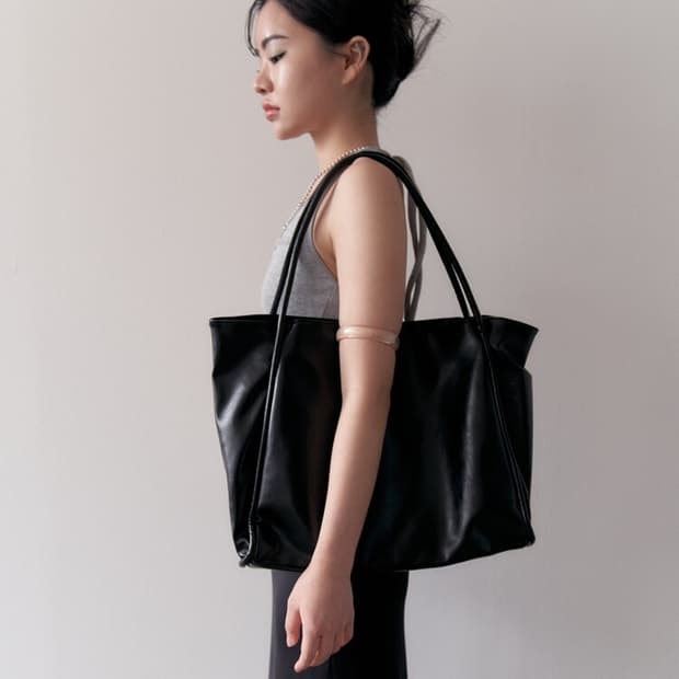 black shoulderbag