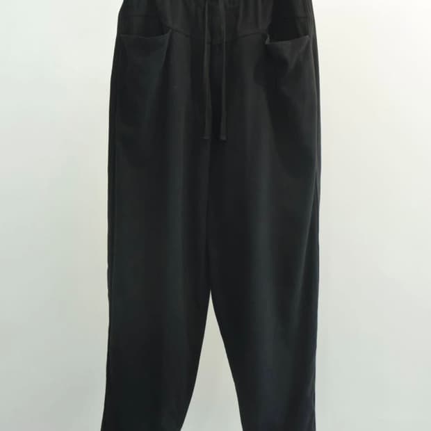 [1] 코모리 26SS 블랙 드릴 테이퍼드 팬츠