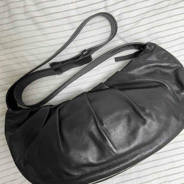 던스크 호보백 다크브라운 색상 판매합니다