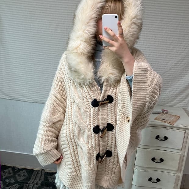 datura 아이보리 퍼 후드 케이프