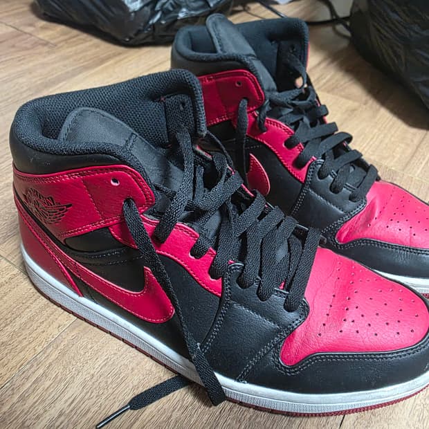 나이키 에어 조던 1 하이 블랙/레드 us10 사이즈 팝니다