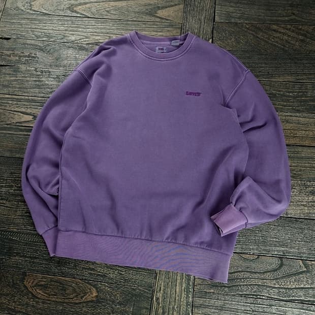 [리바이스] 피그먼트 워싱 로고 자수 오버핏 맨투맨 M18598