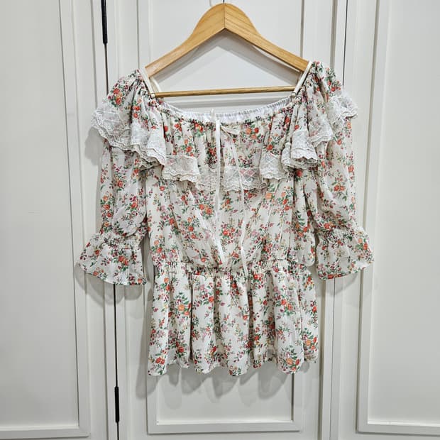 플라워 레이스 오프숄더 블라우스